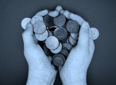 Каждый десятый опрошенный россиянин перешел на наличные из-за ареста счетов приставами