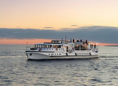 В Петербурге запустят зимние прогулки по Неве на теплоходе-ресторане