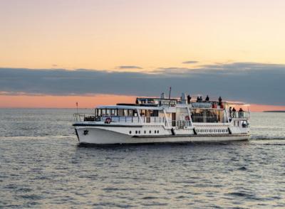 В Петербурге запустят зимние прогулки по Неве на теплоходе-ресторане