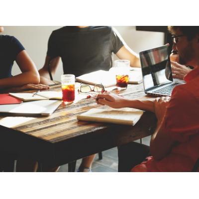 Россиянки сообщили о выборе — одеваться в офис для себя или руководства