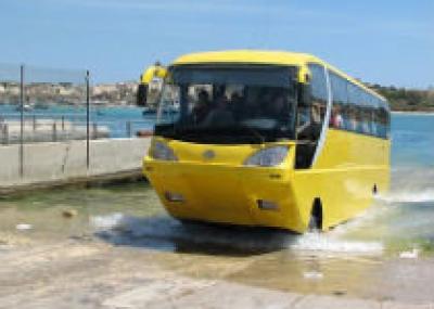 В Амстердаме туристов встретит автобус-амфибия
