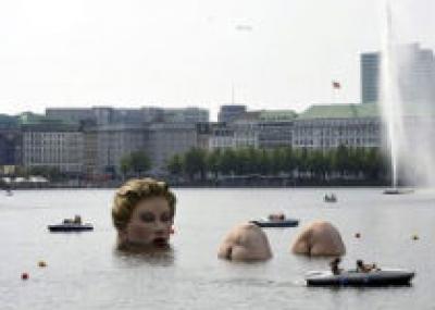 В гамбургском озере купается гигантская блондинка
