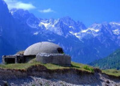Заброшенные бункеры в Албании переделают в хостелы