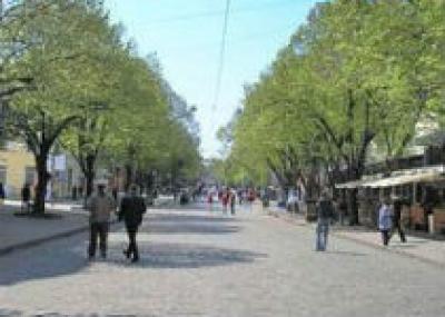 Дерибасовскую улицу в Одессе стала только пешеходной