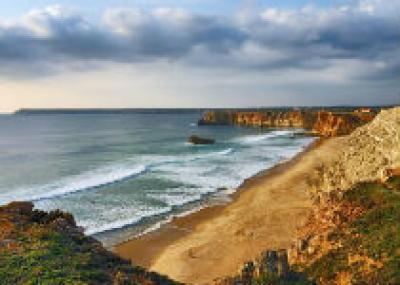 На португальских пляжах сносят скалы