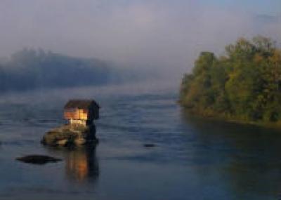 Дом посреди реки в Сербии