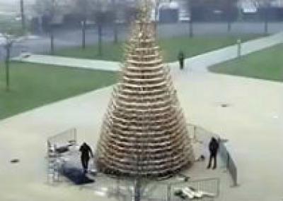 В Будапеште построили елку из 365 санок