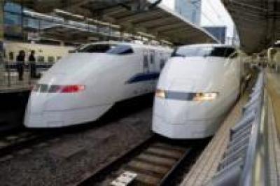 Поезд сошел с рельсов из-за оползня в Японии, пострадали 11 человек