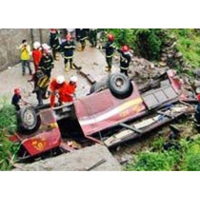 В Китае с моста рухнул автобус с пассажирами