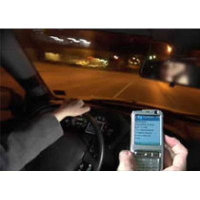 Обмен SMS за рулем карается законом