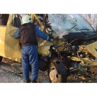 На Алтае грузовик раздавил 2 микроавтобуса