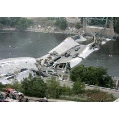 Мост через Миссисипи рухнул с 50-ю автомобилями