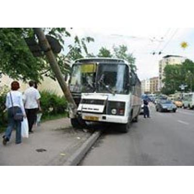 В столице пассажирский автобус врезался в столб