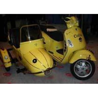 Еще один скутер Vespa о трех колесах