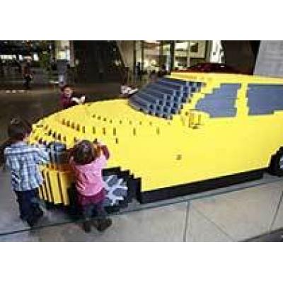 800 детей собрали из LEGO кроссовер BMW X1 в натуральную величину