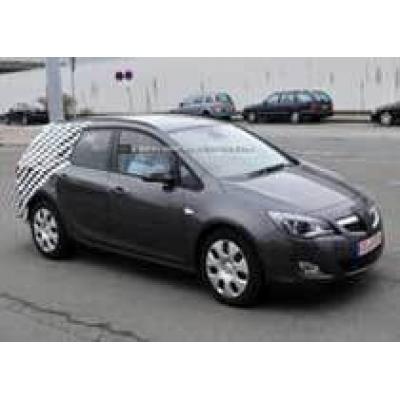 Opel Astra Sports Tourer настигли папарацци