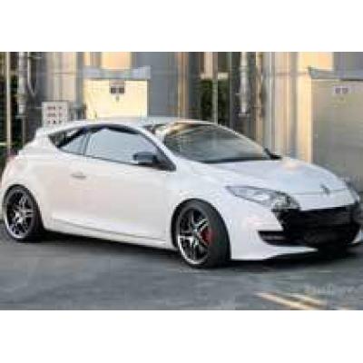 Renault Megane RS со спортивными дисками от Corniche Sports Wheels