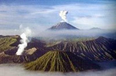 В Индонезии три вулкана стали проявлять активность