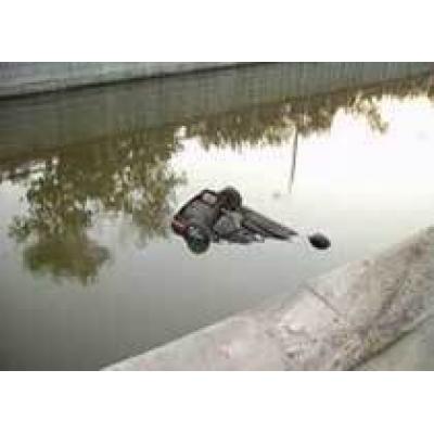 В Петербурге легковой автомобиль упал в воду