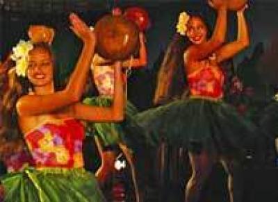 Жители Гавайев приглашают туристов на костюмированный праздник