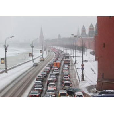 Снегопад парализовал движение автотранспорта в Москве