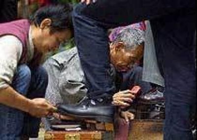В аэропорту Гонконга теперь можно начистить обувь