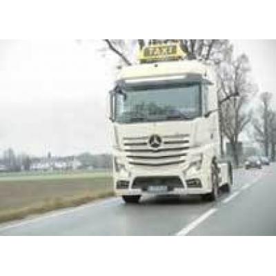 Mercedes-Benz Actros превратили в классическое берлинское такси