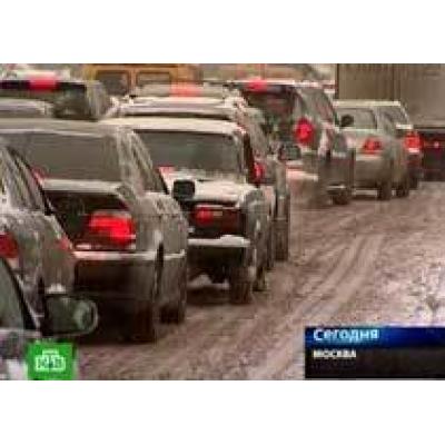 Снегопад в Москве привел к многокилометровым пробкам