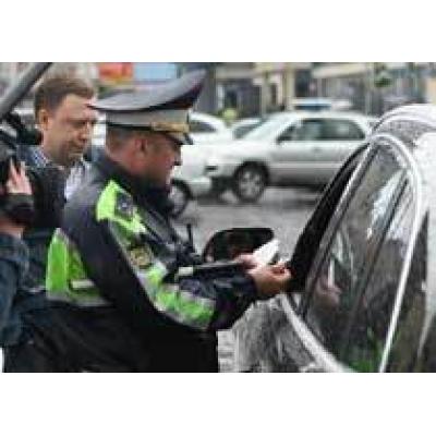 Автомобили в центре Москвы проверили на тонировку