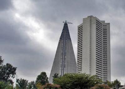 Гостиница Реньянг в Пхеньяне, стала бы самой высокой гостиницей в мире, если бы была достроена. Сегодня это заброшенное здание символ самой Северной Кореи