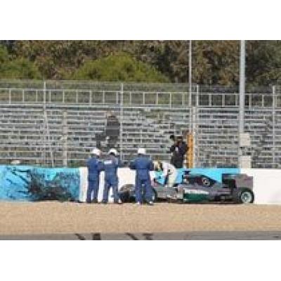 Льюис Хэмилтон разбил болид Mercedes в первый день тестов