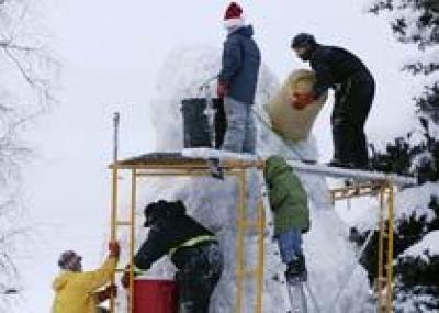 Гигантский снеговик стал достопримечательностью Аляски