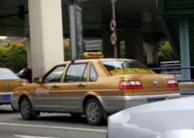 Шанхайским таксистам выдадут спецпакетики для плевания