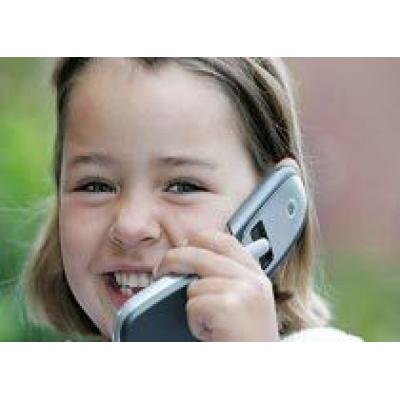 Дети получают первый мобильник в 8 лет