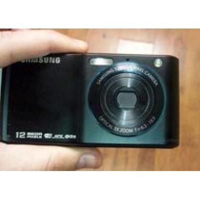 Samsung M8920 снабжен 12-мегапикселной камерой с трехкратным оптическим увеличением