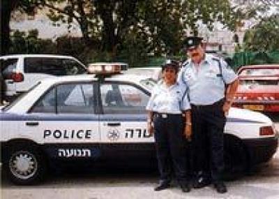 Израильские полицейские переоденутся в барменов и официанток