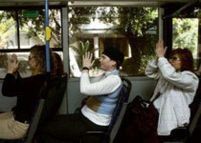 В израильских автобусах пассажиры займутся йогой