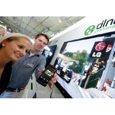 Windows Phone 7 коммуникатор LG Optimus 7 показан на IFA вместе с DLNA-телевизором