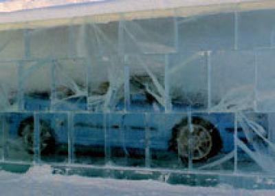 Ледяной отель в Швеции предлагает VIP-гостям увидеть Saab 9-3 в ледяном гараже