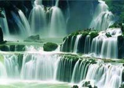 Самый крупный в Азии трансграничный водопад привлекает большое число туристов
