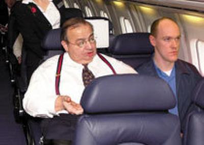 Пассажиры часами сидят в стоящих самолетах в Нью-Йорке