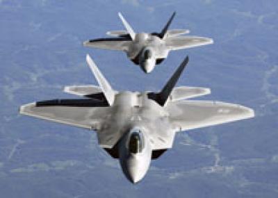 Австралийский эксперт сравнил F-22 и F-35 с мотоциклом и скутером