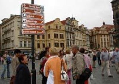 Мэрия Праги расчищает дороги туристам