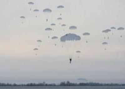 В ходе плановой боевой подготовки военнослужащие ивановского соединения ВДВ провели массовое десантирование