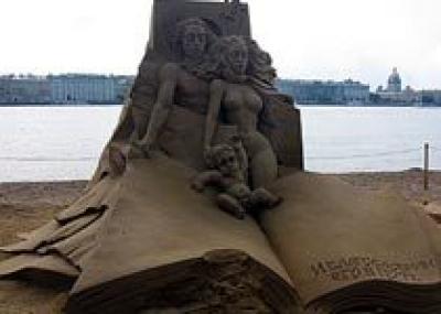 На пляже Петербурга ожили герои древних мифов