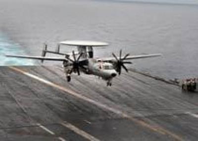 ВМС США начали палубные испытания летающего радара E-2D