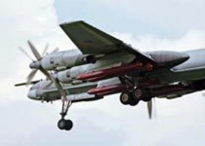 Стратегический бомбардировщик Ту-95 успешно поразил крылатыми ракетами цели на полигоне Западного военного округа