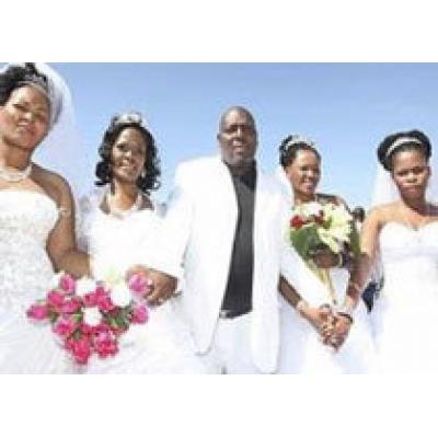 Житель ЮАР женился на четырех женщинах одновременно