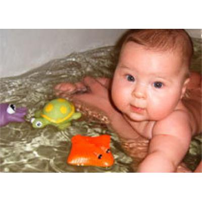 Малыш: игрушки и игры в ванной
