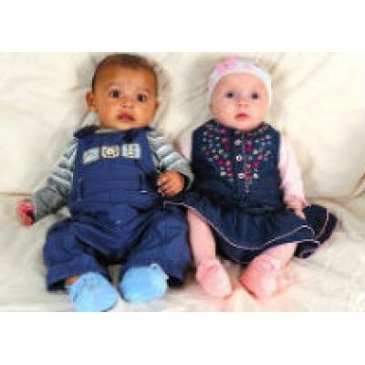 В Британии родились близнецы с разным цветом кожи